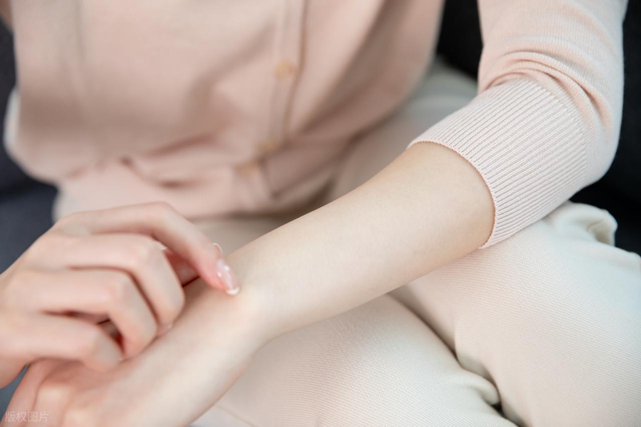 HIV感染早期皮肤症状_艾滋病女性手臂皮肤异常_艾滋病与水痘