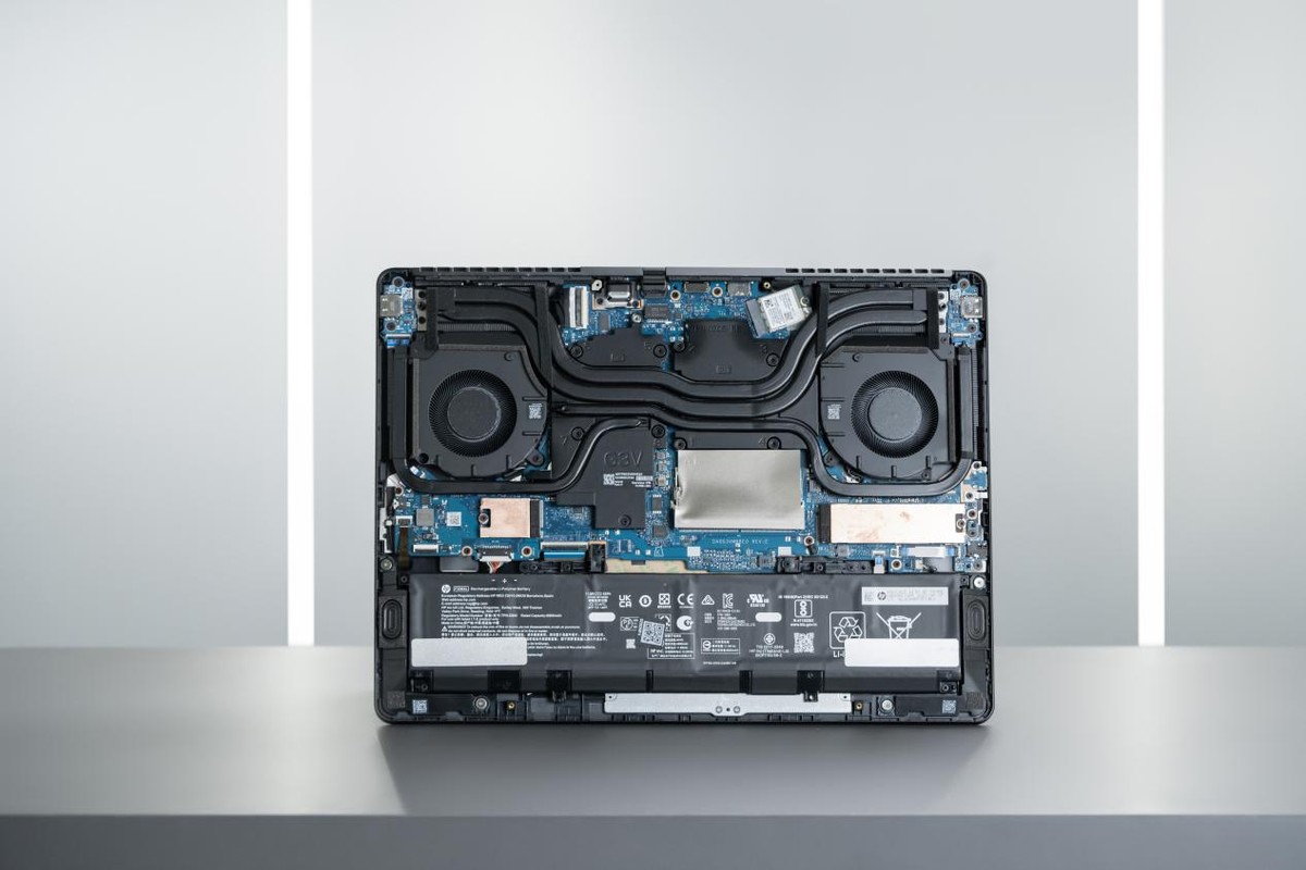 暗影精灵11锐龙版 2.3kg轻薄全能游戏本 _ 暗影精灵11锐龙版 AMD锐龙9 8945HX RTX 5060 240Hz高刷屏 _能玩网络游戏的笔记本