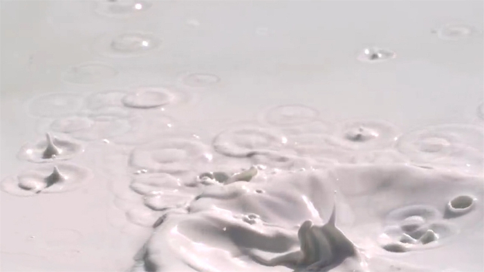 老外将非牛顿流体放在音箱上，启动瞬间像有了生命？