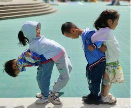 传承民间体育游戏活动_大班民间游戏专题_碱柜幼儿园民间体育游戏