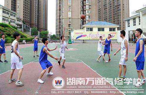 湖南万通汽修学校篮球赛_湖南万通汽修_万通学子篮球对决