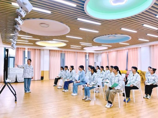 幼儿园区域游戏指导_小班游戏专题小结_幼儿园游戏观摩评析