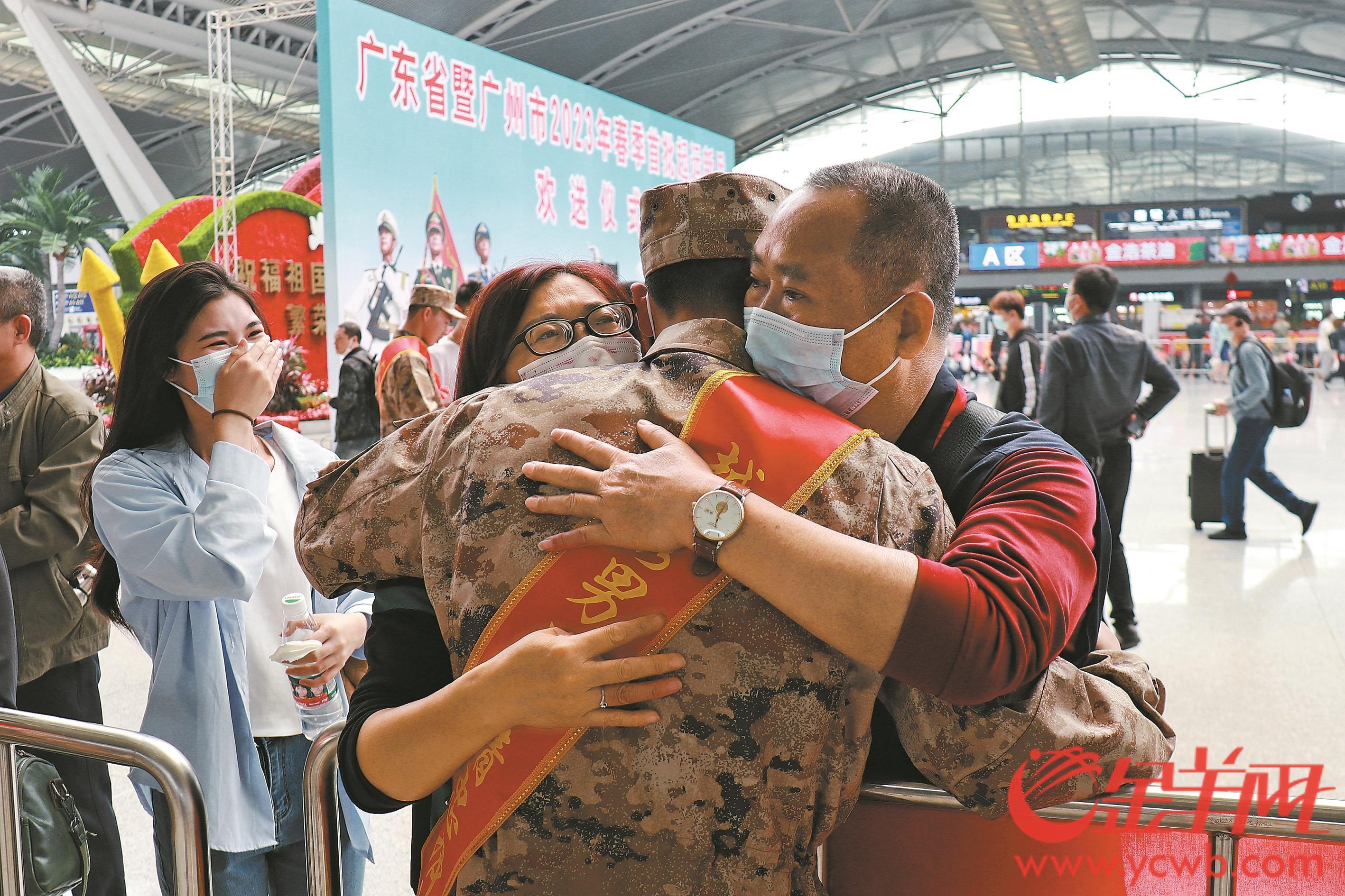 广东省暨广州市2023年春季首批新兵起运 逾600名热血男儿奔赴军营
